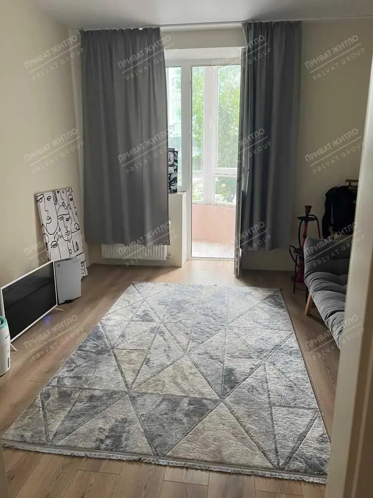 Продам простору трикімнатну квартиру на Подолі!