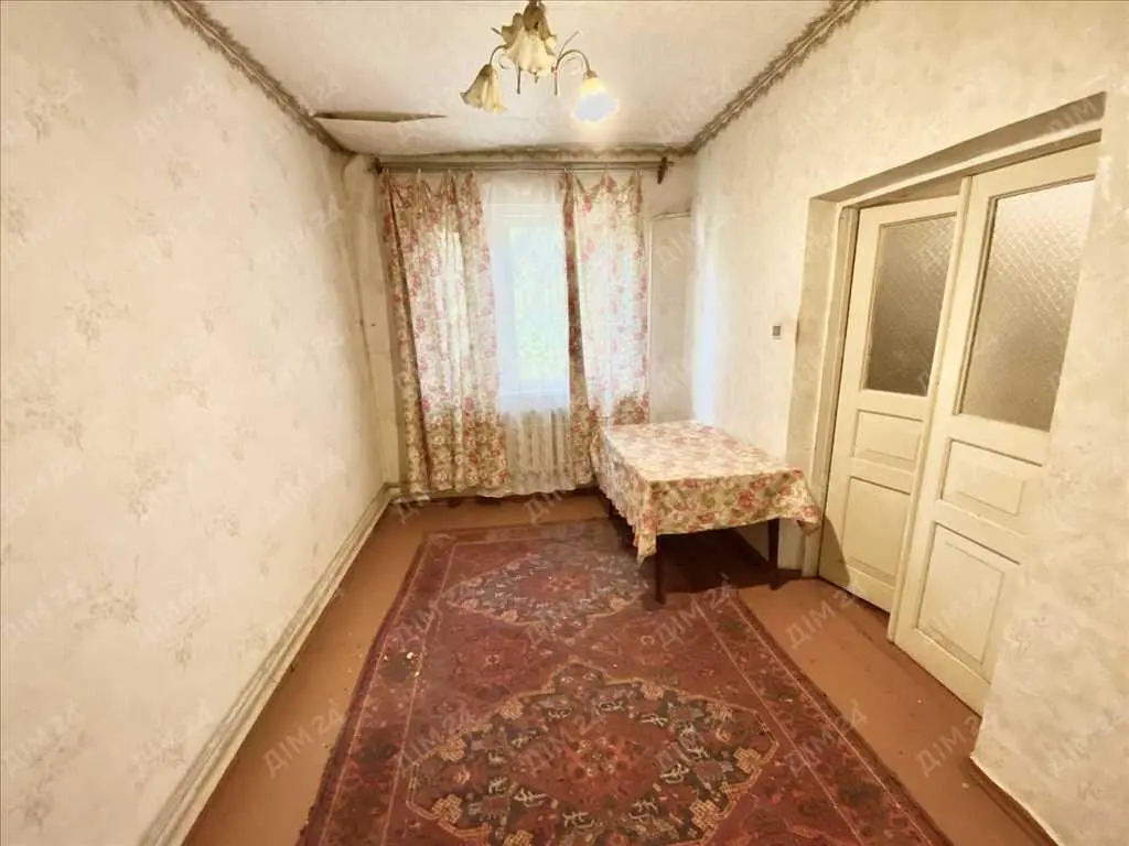 Цегляний будинок з окремою ділянкою в місті.