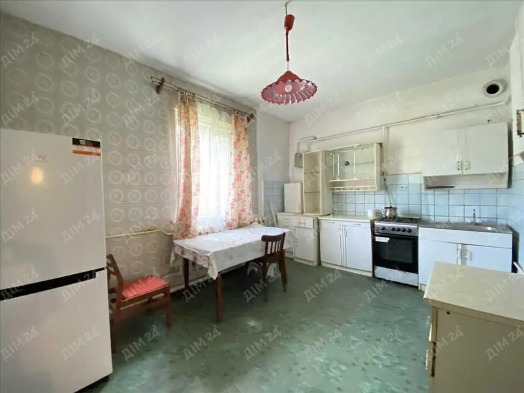 Цегляний будинок з окремою ділянкою в місті.