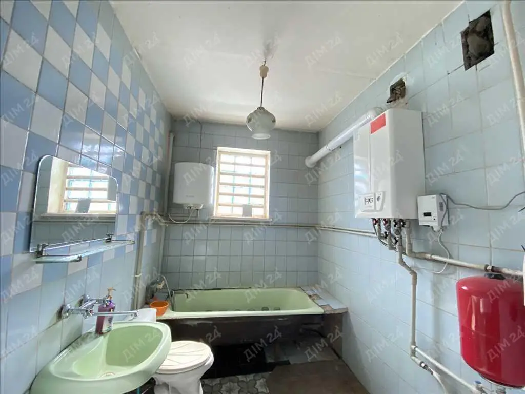 Цегляний будинок з окремою ділянкою в місті.