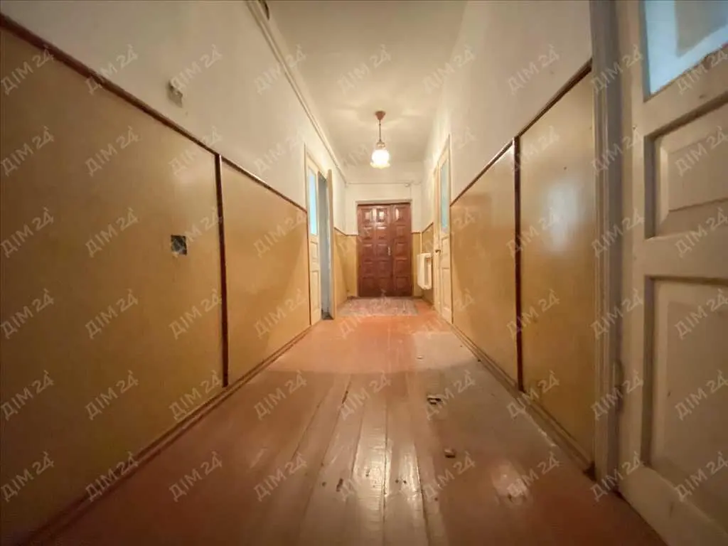 Цегляний будинок з окремою ділянкою в місті.