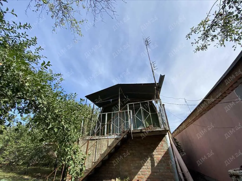 Цегляний будинок з окремою ділянкою в місті.