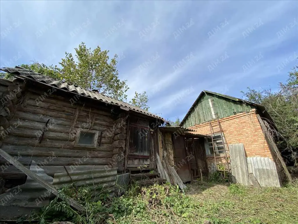 Цегляний будинок з окремою ділянкою в місті.