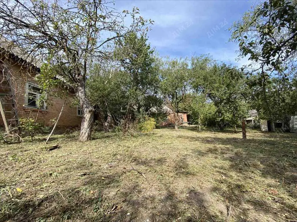 Цегляний будинок з окремою ділянкою в місті.