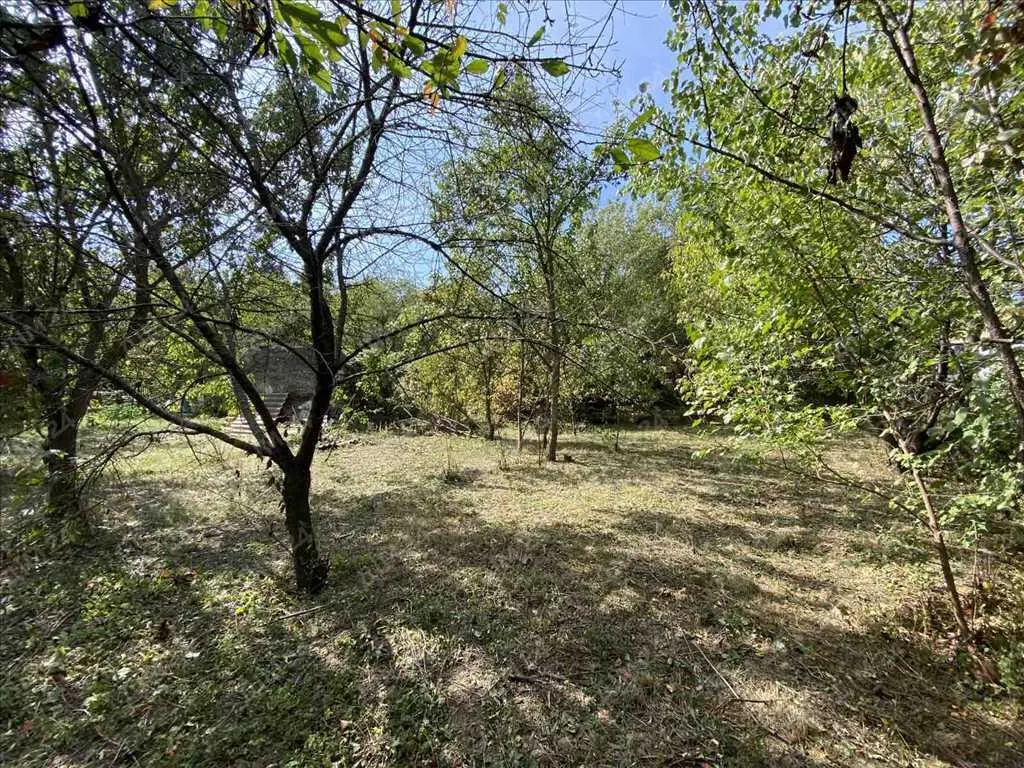 Цегляний будинок з окремою ділянкою в місті.