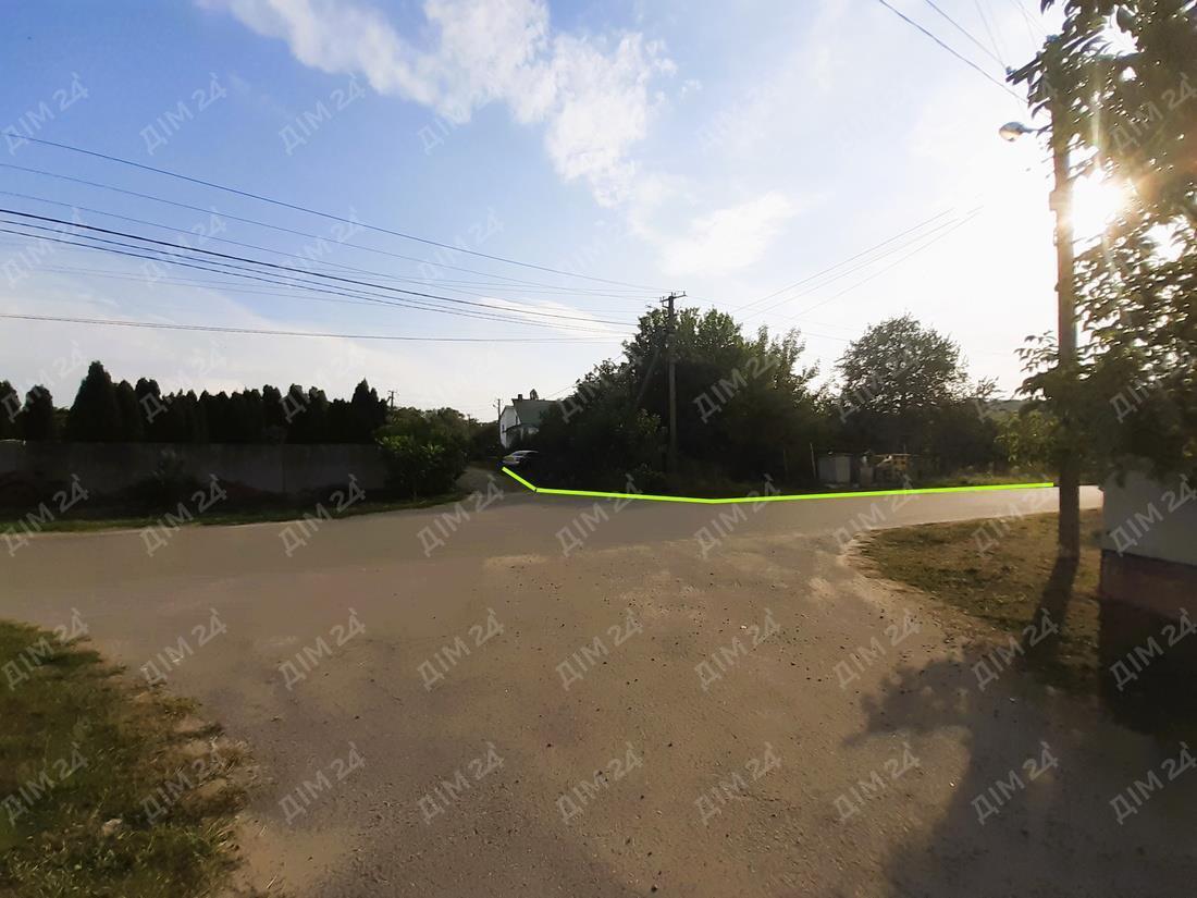 Сем`янівка. Будинок з комунікаціями біля річки.