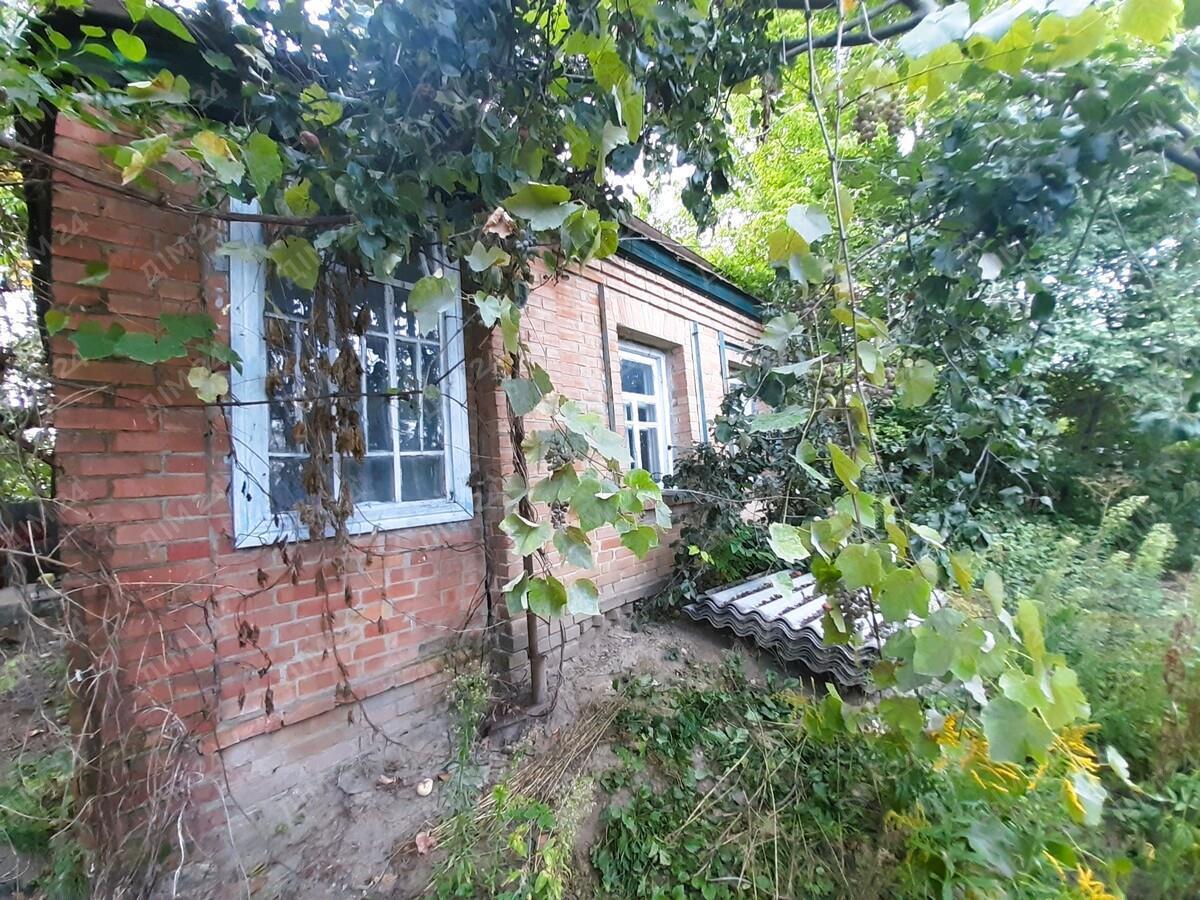 Сем`янівка. Будинок з комунікаціями біля річки.