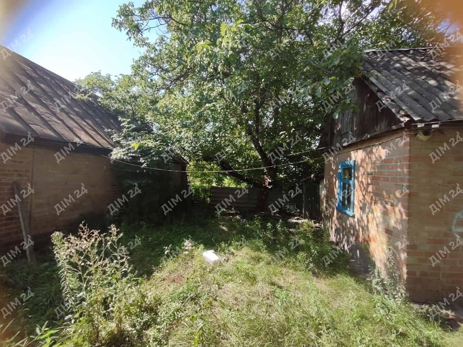 Сем`янівка. Будинок з комунікаціями біля річки.