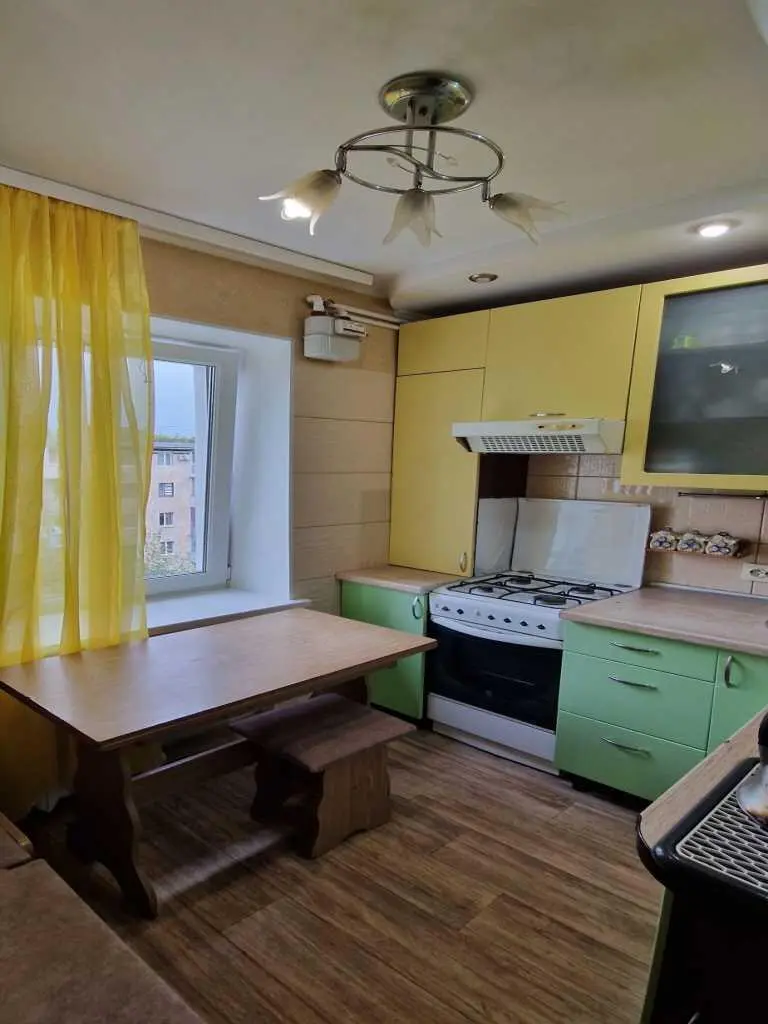 Двокімнатна квартира з ремонтом на Браїлках