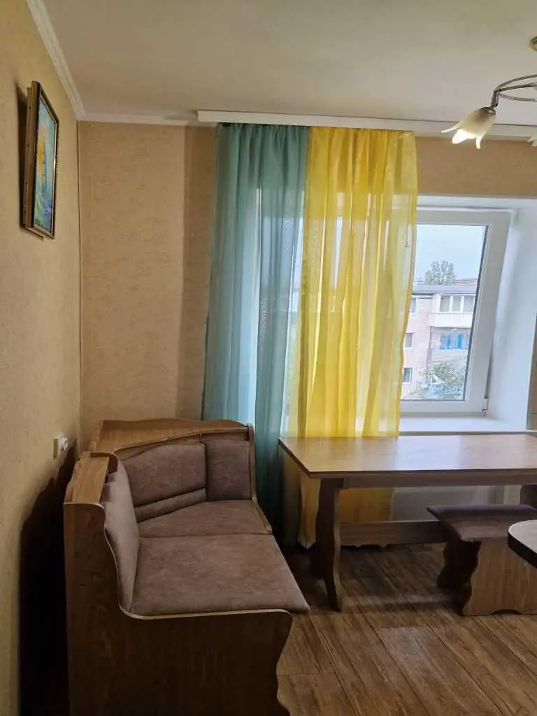 Двокімнатна квартира з ремонтом на Браїлках