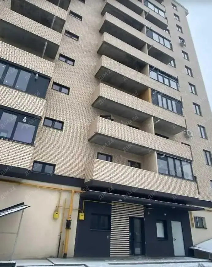 Простора 3-кімнатна з автономним опаленням та коморою