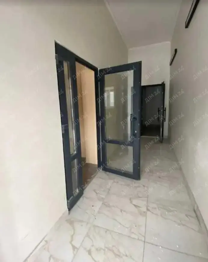 Простора 3-кімнатна з автономним опаленням та коморою