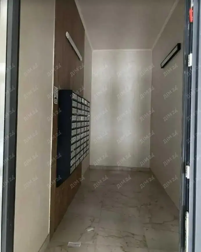 Простора 3-кімнатна з автономним опаленням та коморою