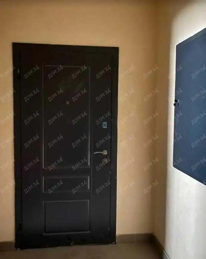 Простора 3-кімнатна з автономним опаленням та коморою