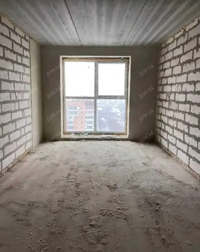 Простора 3-кімнатна з автономним опаленням та коморою