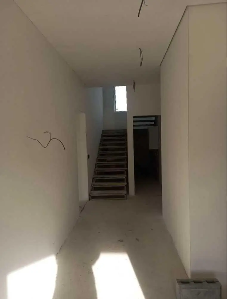 Новий будинок у Верхолах поруч із сосновим лісом