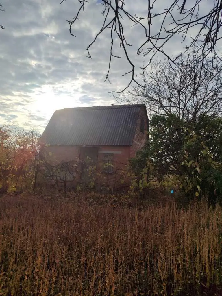 Земельна ділянка з будинком під ремонт в Жуках!