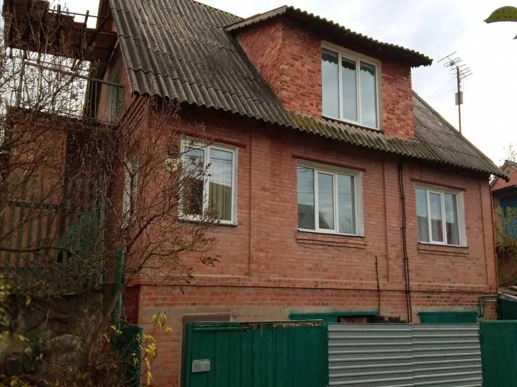 Будинок для великої родини біля річки