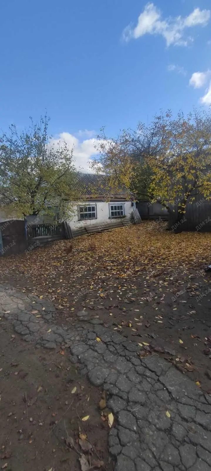 Окремий будинок поруч з містом.
