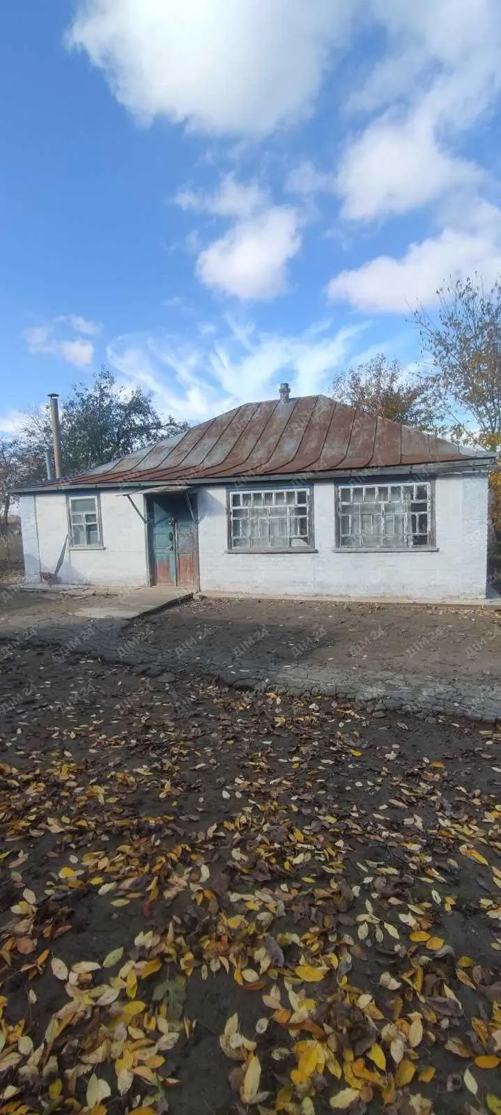 Окремий будинок поруч з містом.