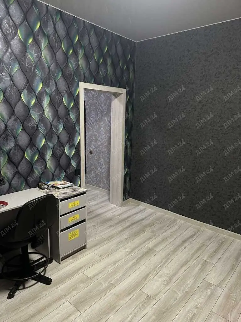 Тепла трикімнатна квартира в тихому районі