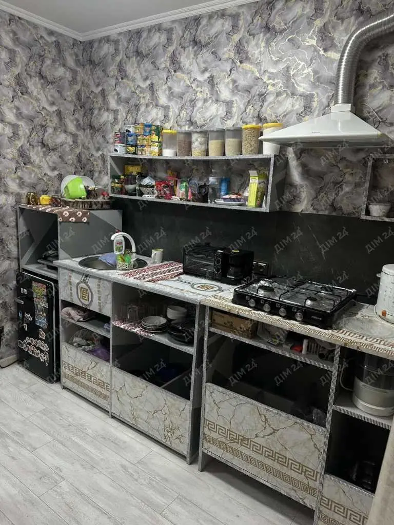 Тепла трикімнатна квартира в тихому районі