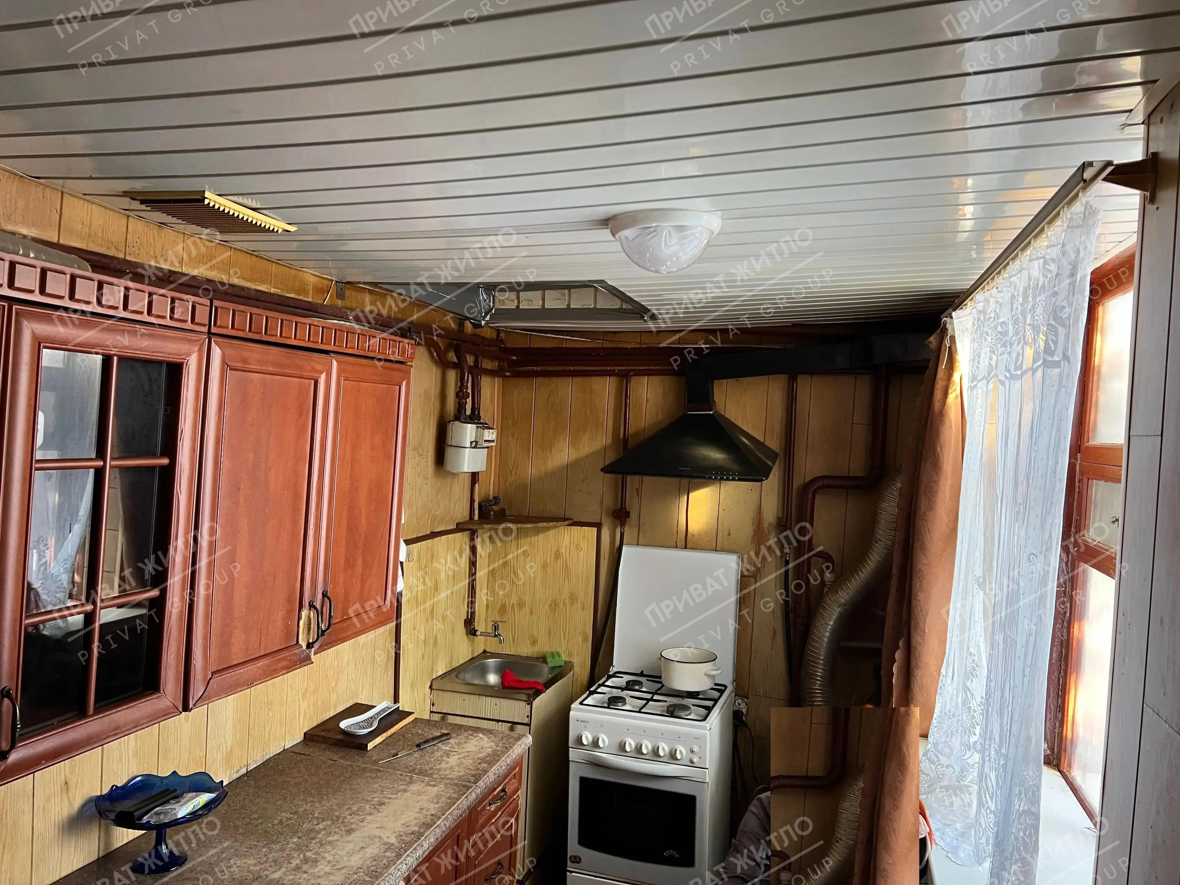 Частина будинку з ділянкою та гаражем у затишному районі