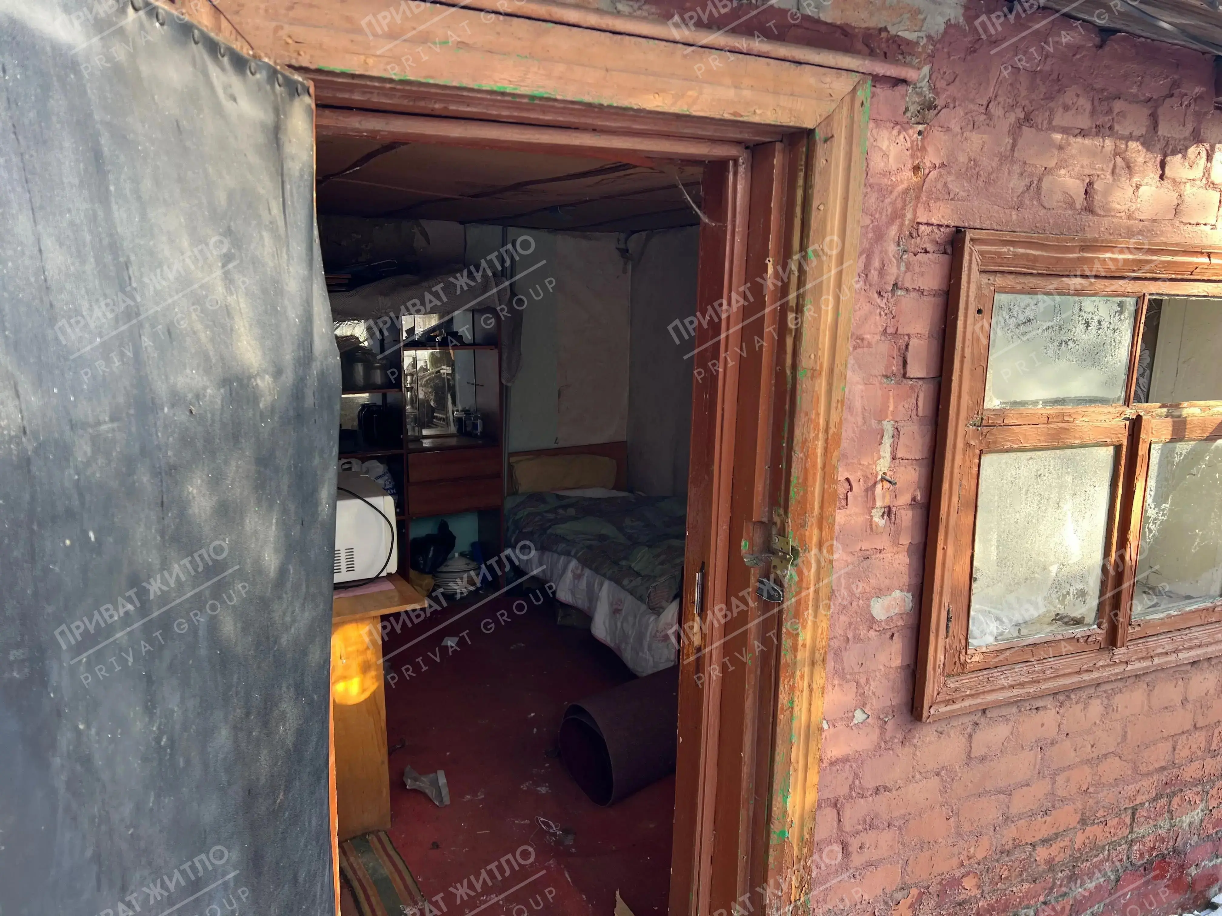 Частина будинку з ділянкою та гаражем у затишному районі