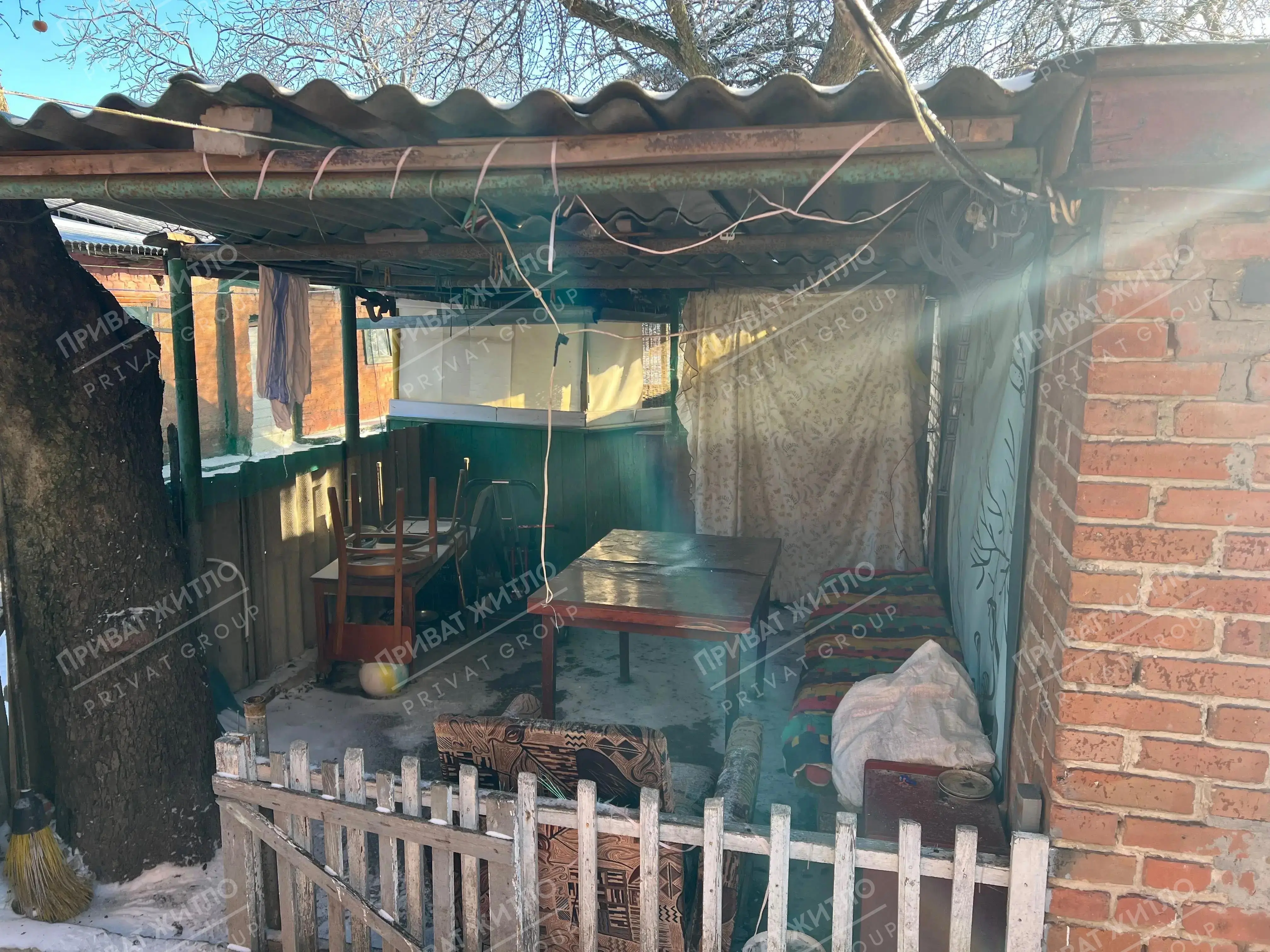 Частина будинку з ділянкою та гаражем у затишному районі