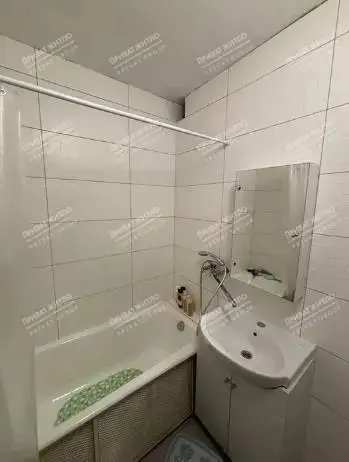 Продається трикімнатна квартира на Алмазному