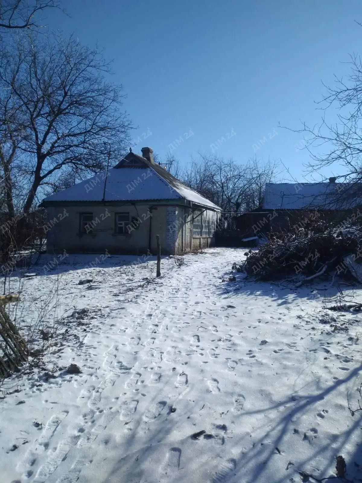 Продаж земельної ділянки з будинком у передмісті Полтави.