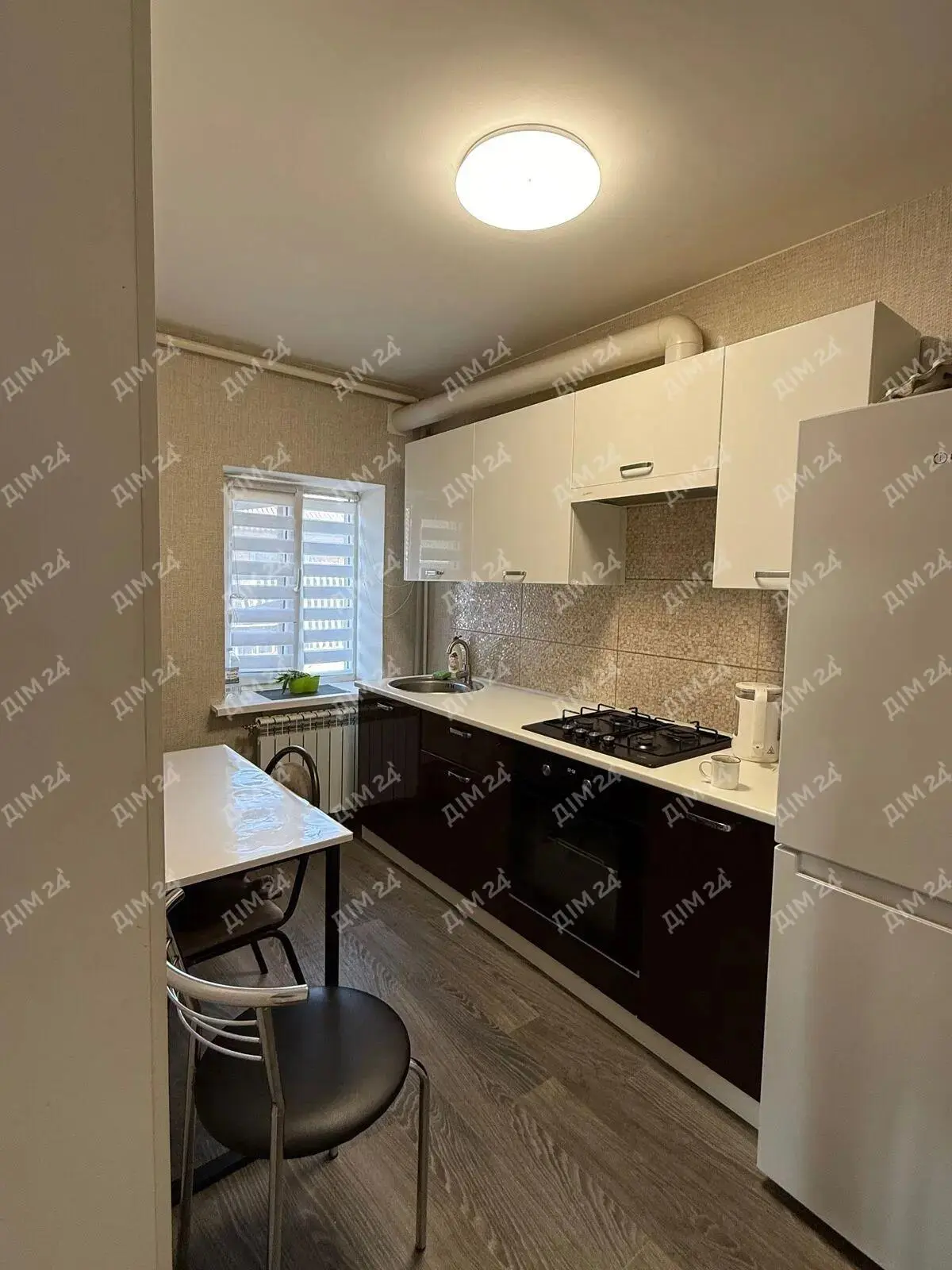 Окремий будинок поряд з містом