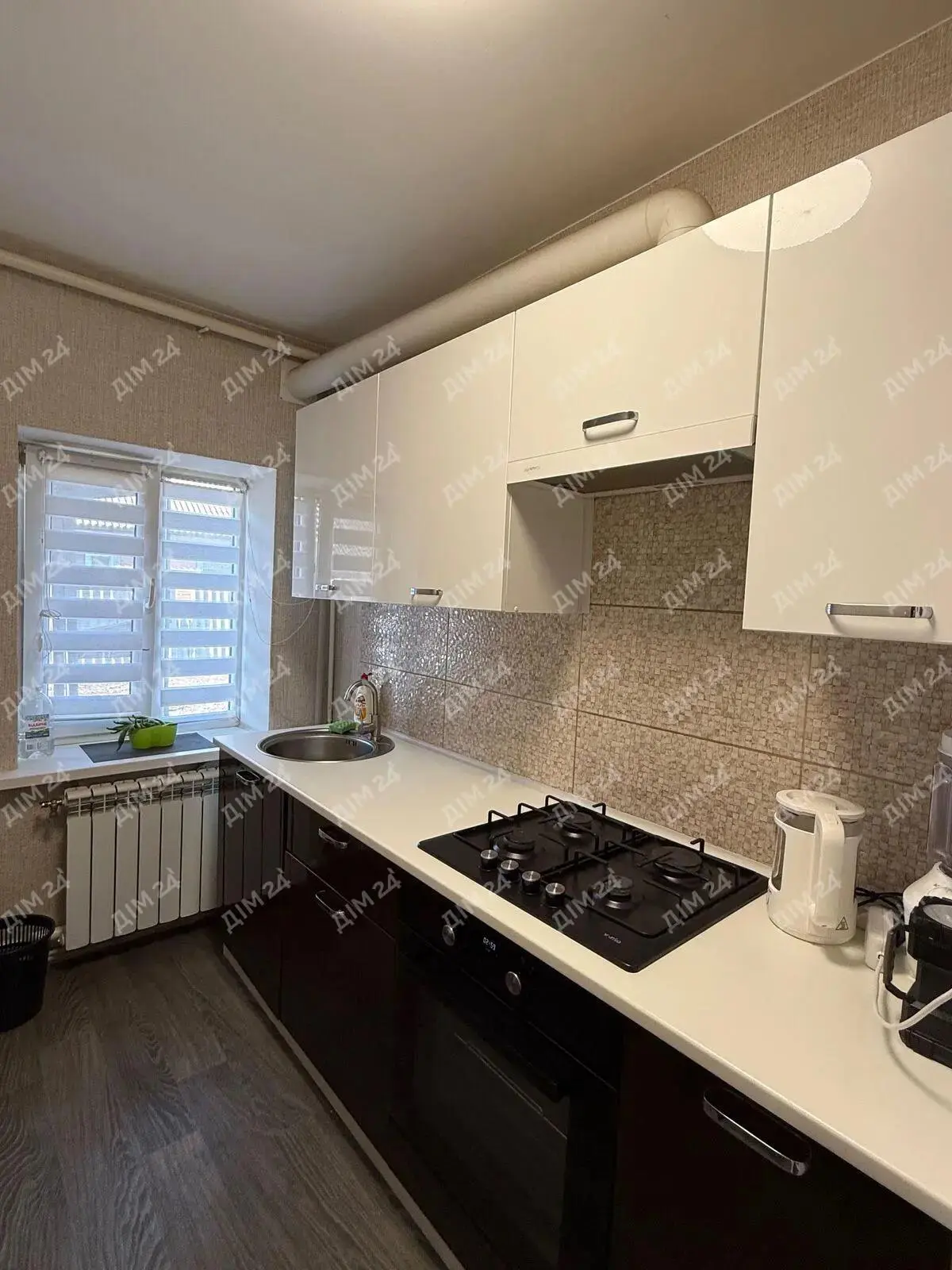 Окремий будинок поряд з містом