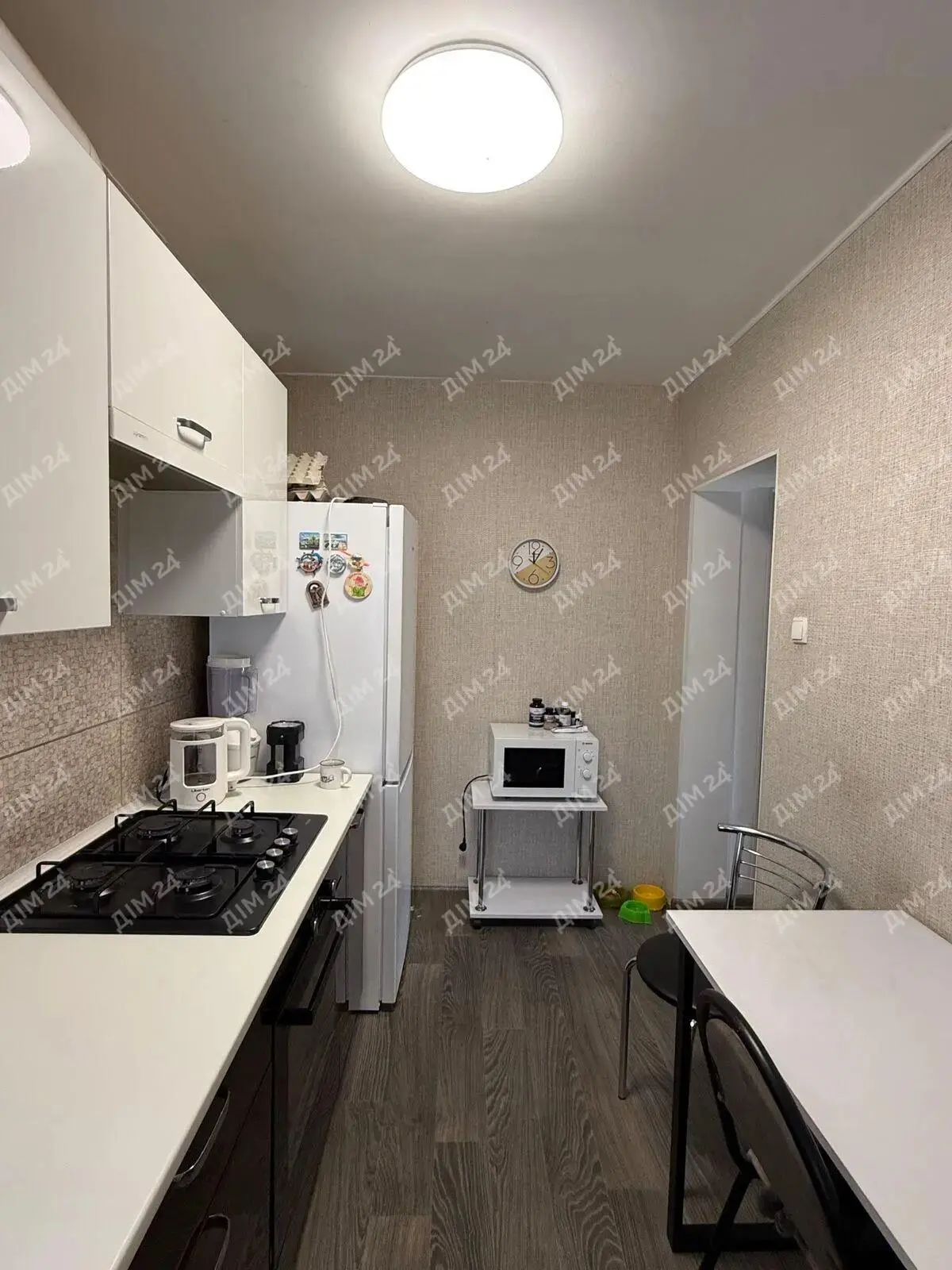 Окремий будинок поряд з містом