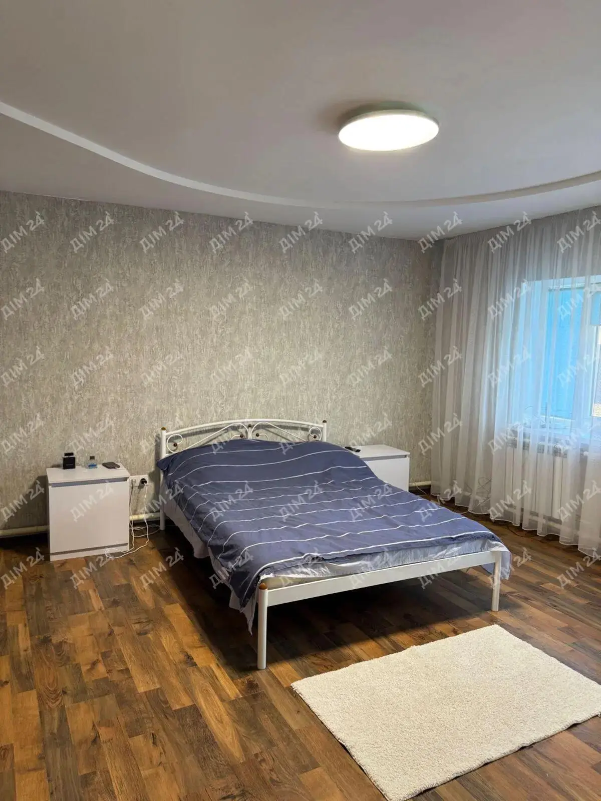 Окремий будинок поряд з містом