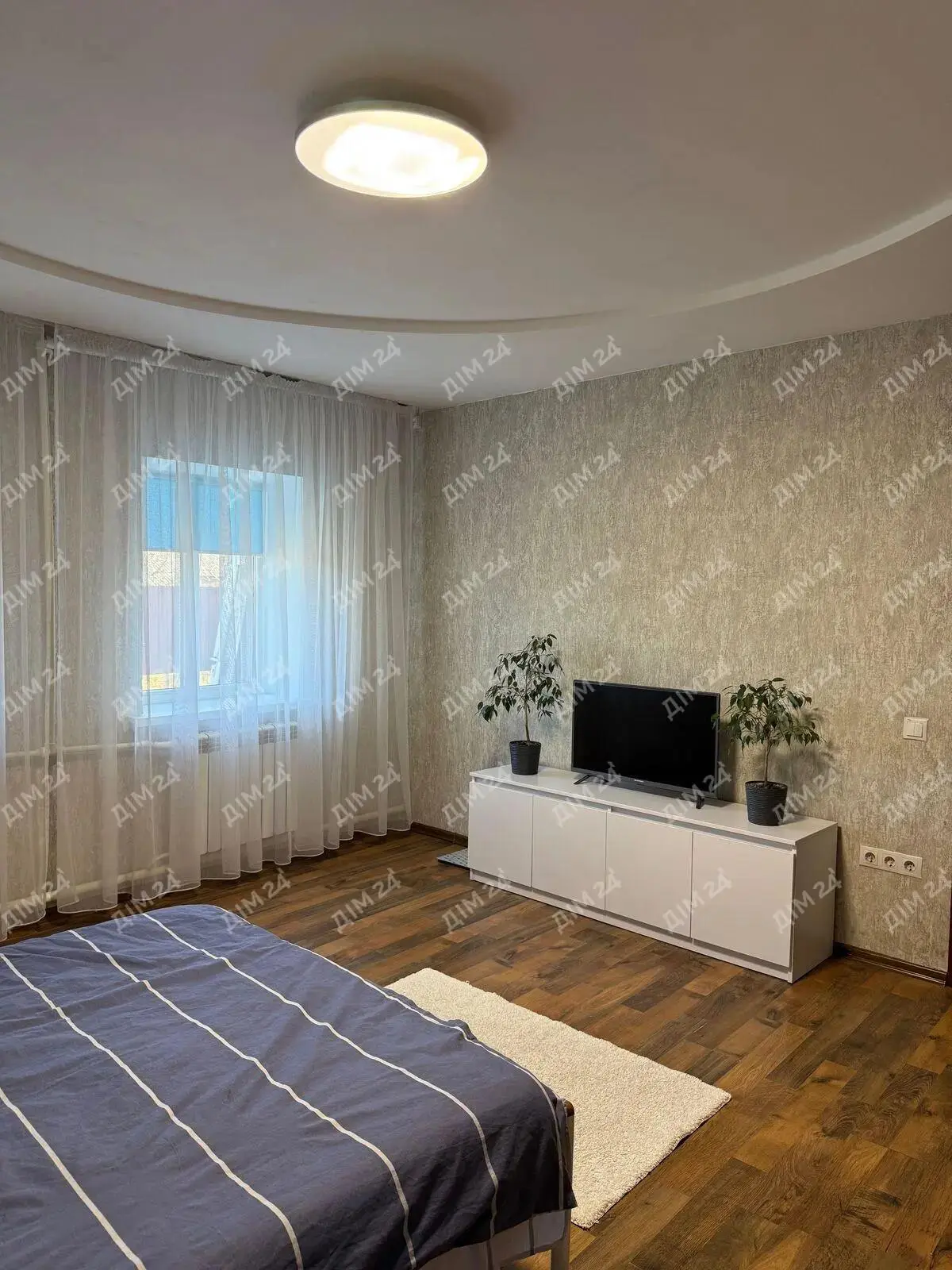 Окремий будинок поряд з містом