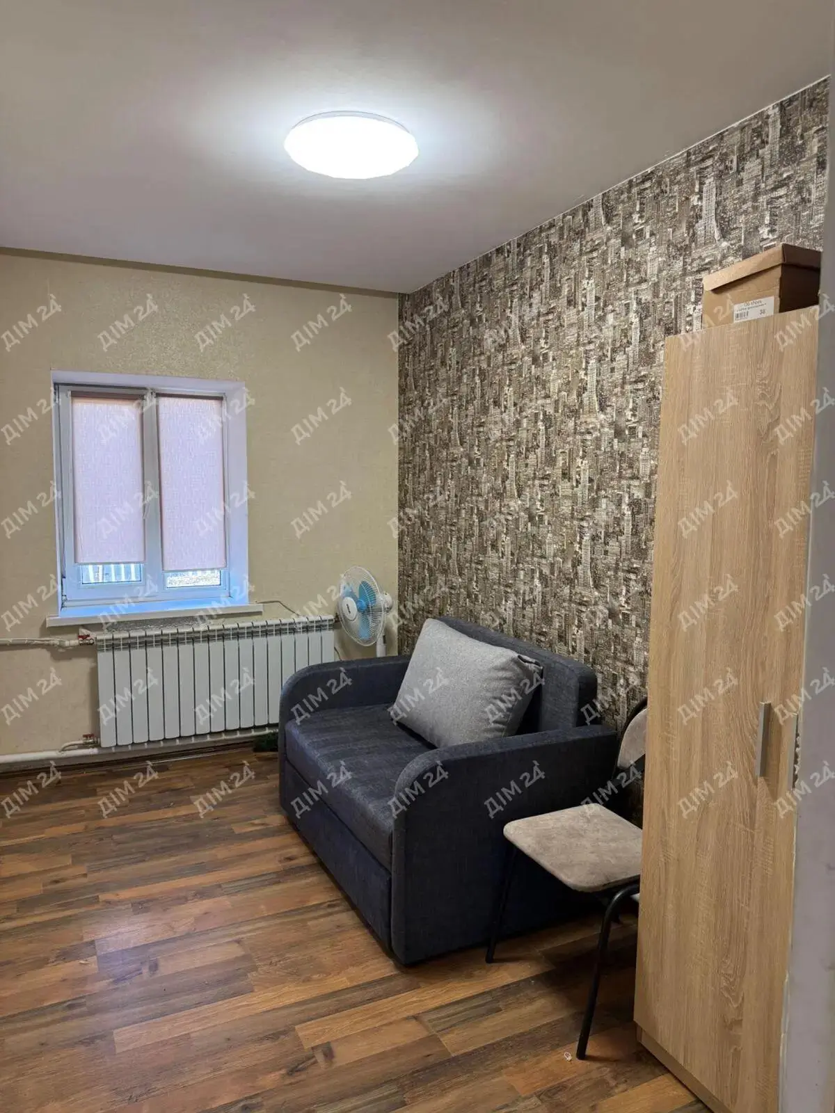 Окремий будинок поряд з містом