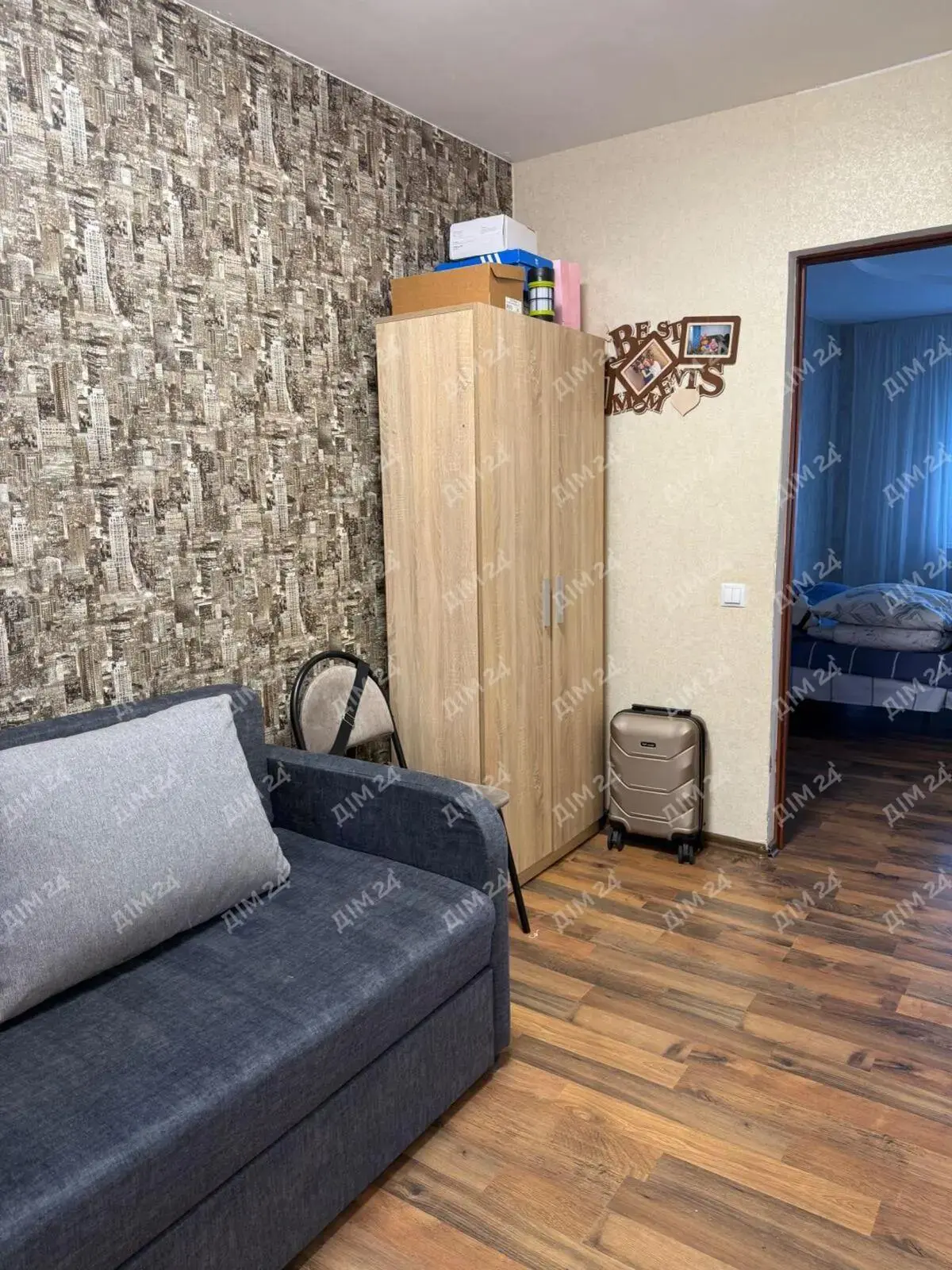 Окремий будинок поряд з містом