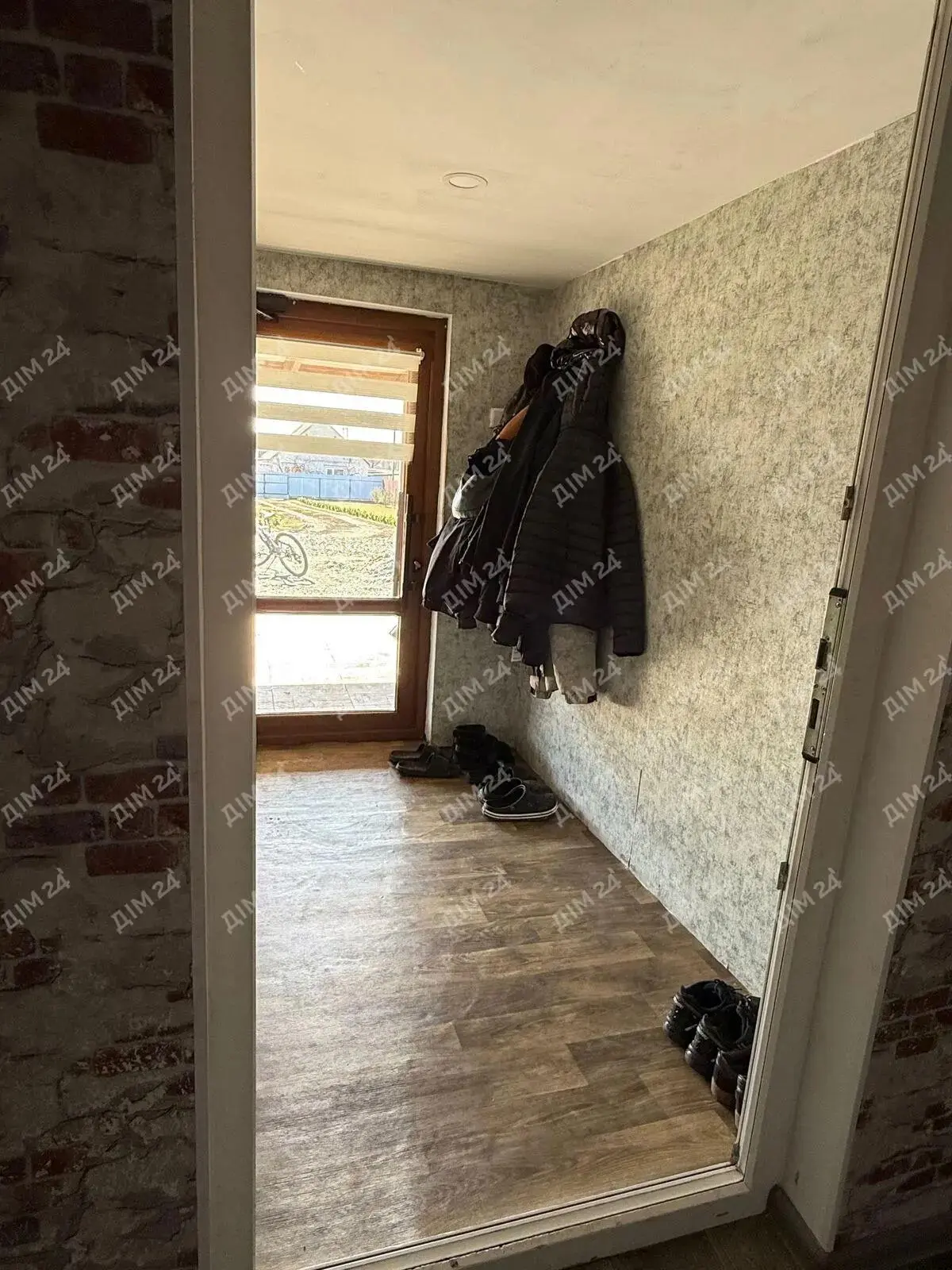 Окремий будинок поряд з містом