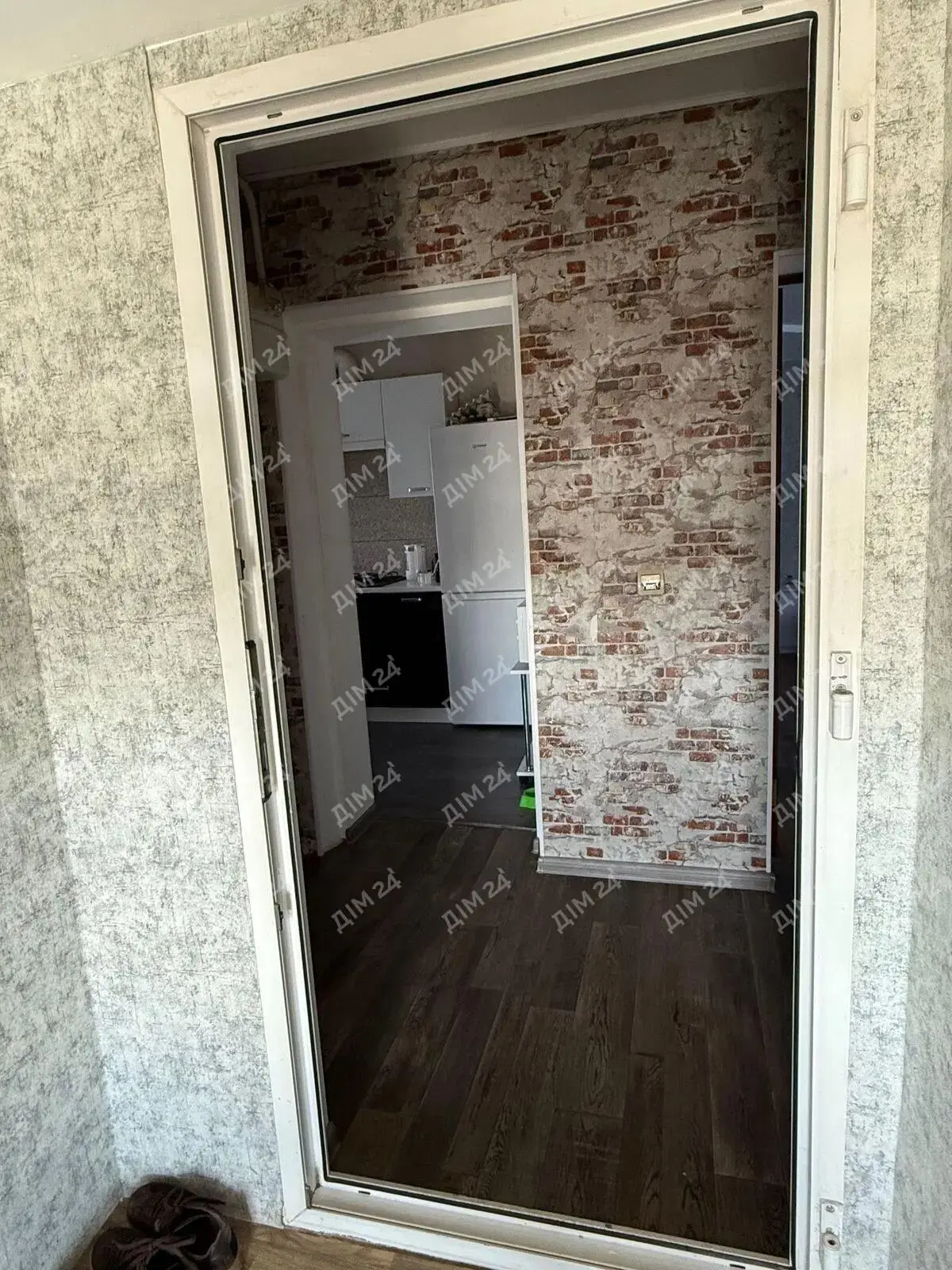 Окремий будинок поряд з містом