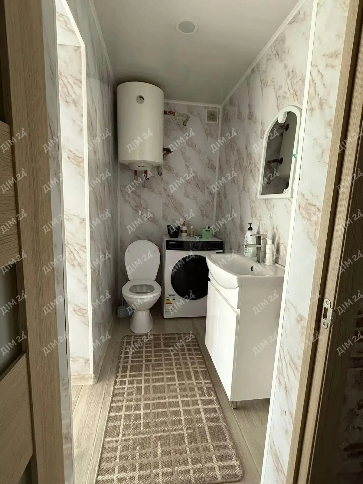 Окремий будинок поряд з містом