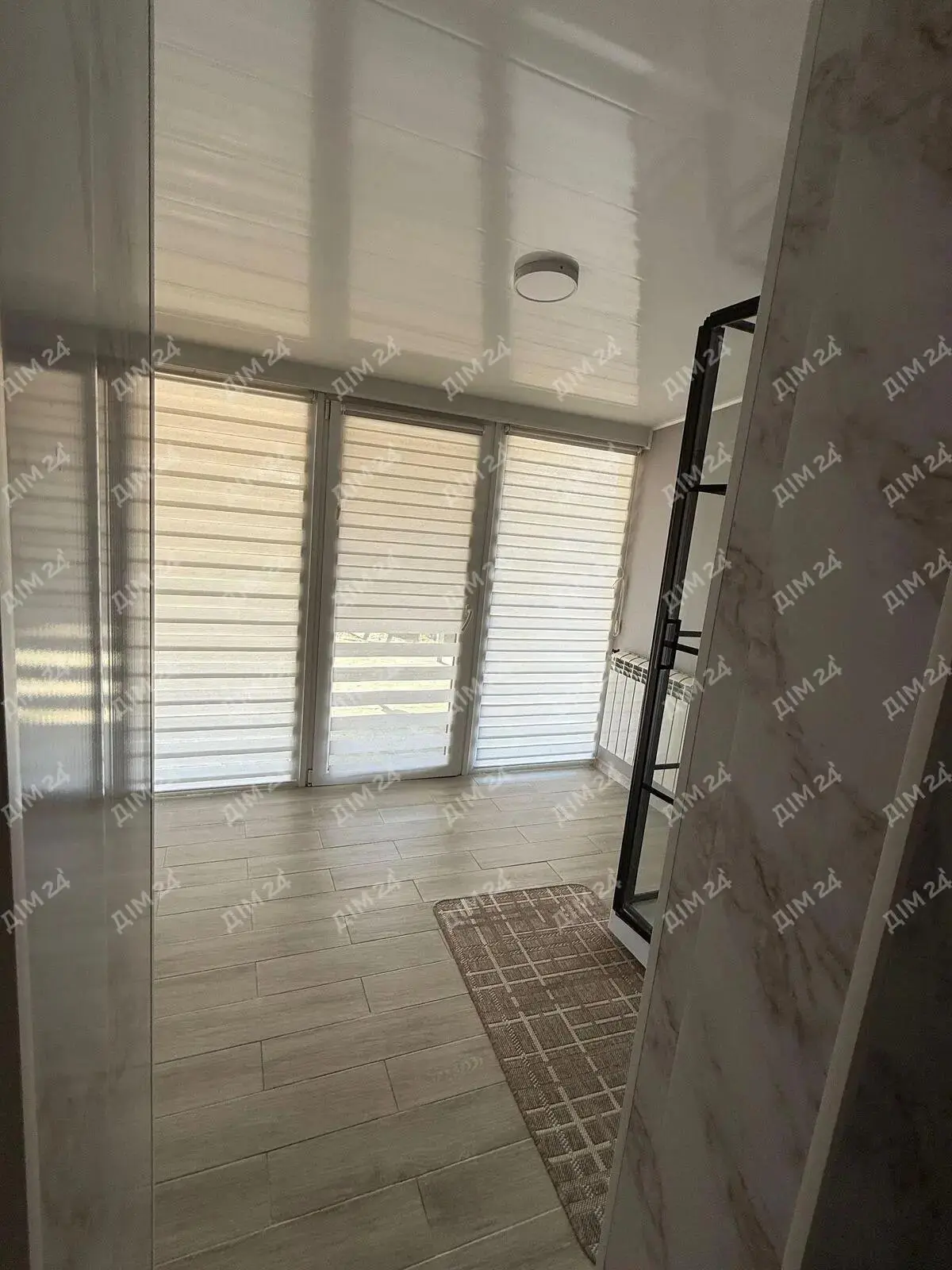 Окремий будинок поряд з містом