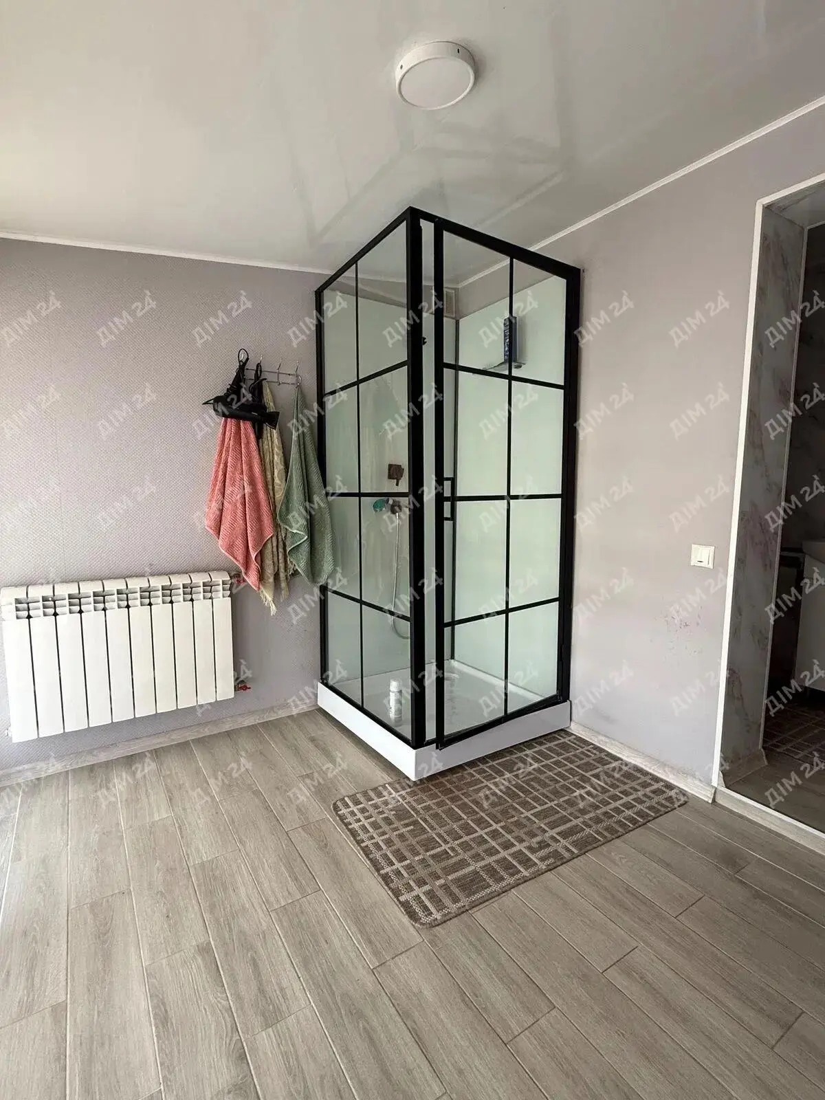 Окремий будинок поряд з містом