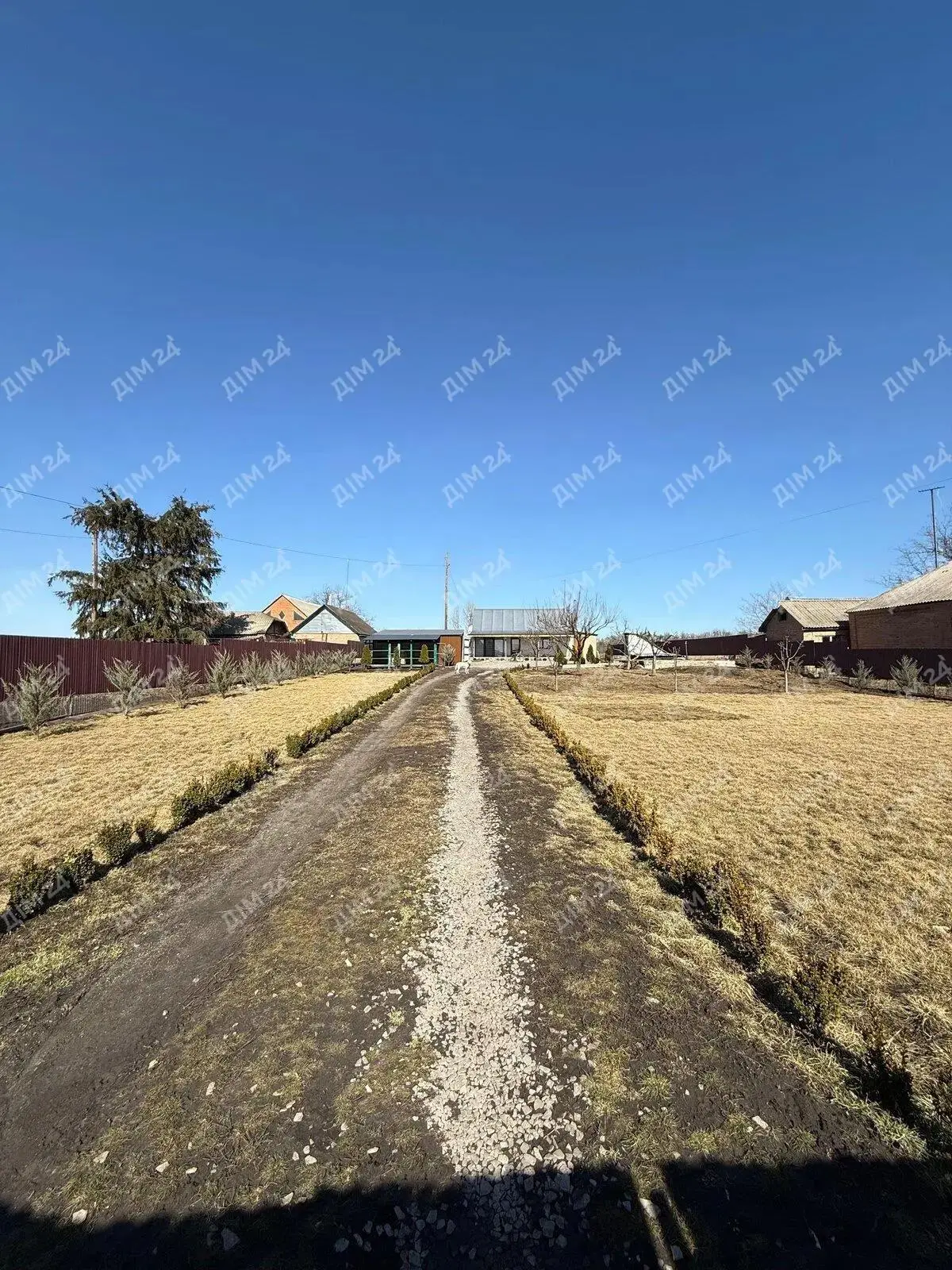 Окремий будинок поряд з містом