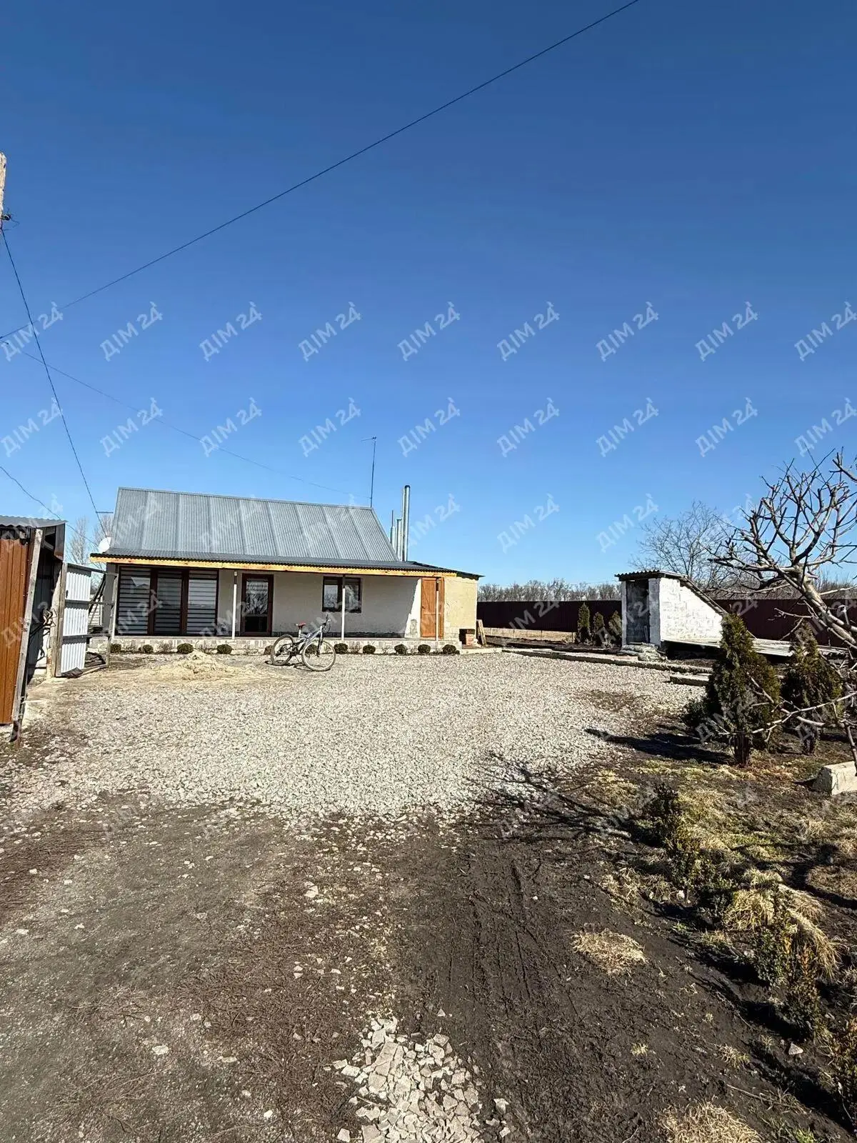 Окремий будинок поряд з містом