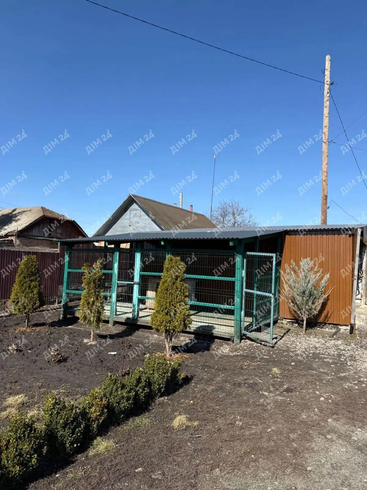 Окремий будинок поряд з містом