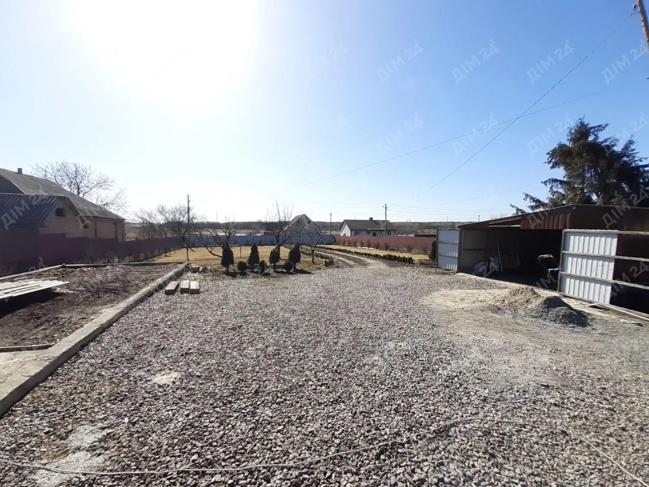 Окремий будинок поряд з містом