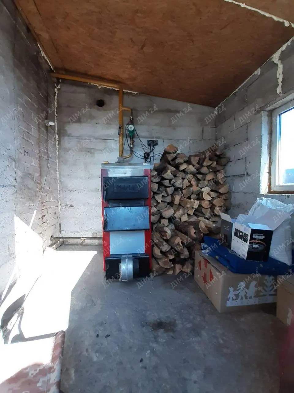 Окремий будинок поряд з містом