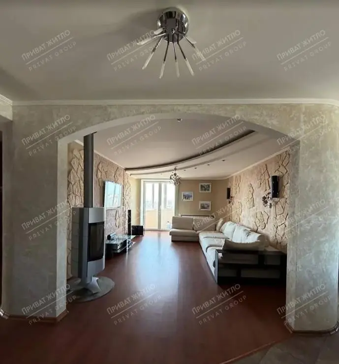 Продається простора трикімнатна квартира в сучасному цегляному будинку