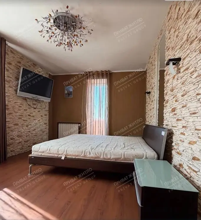 Продається простора трикімнатна квартира в сучасному цегляному будинку